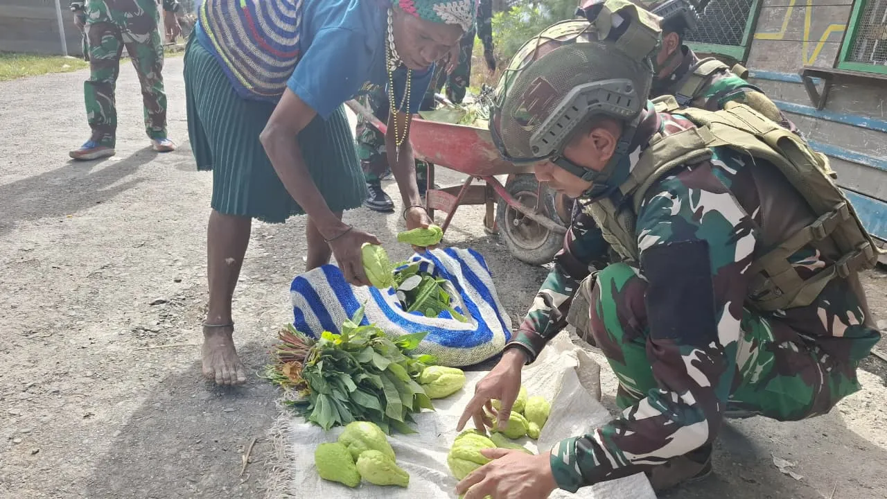 Program Rosita Satgas Yonif 500/Sikatan Dorong Pergerakan Ekonomi Mama Papua di Sugapa