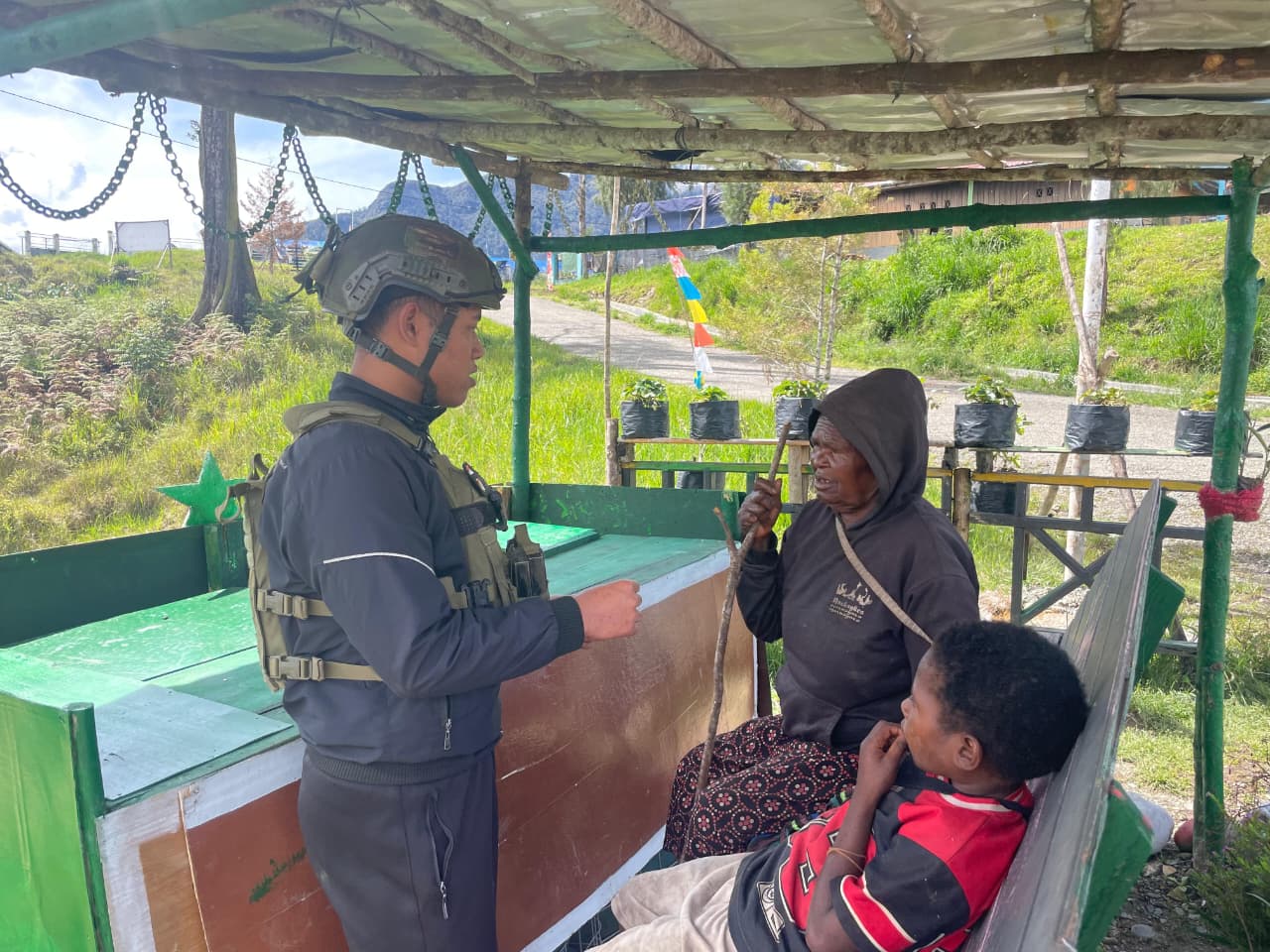 Dukung Program Pemerintah dan Pemberdayaan Pangan Lokal, Satgas Yonif 500/Sikatan Melaksanakan Komsos dan Pembagian Benih Sayuran Di Kampung Mamba