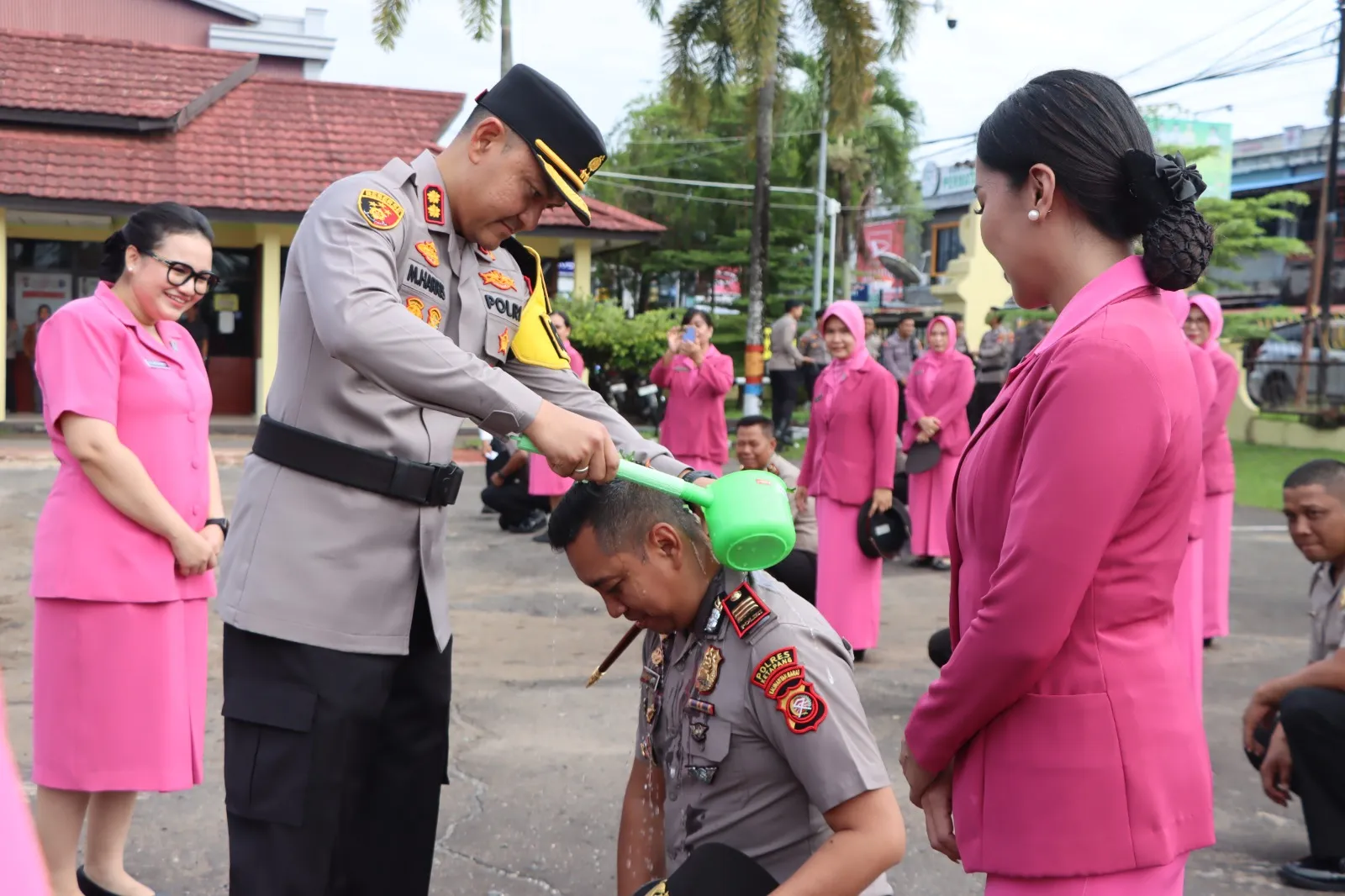 Kapolres Ketapang Pimpin Upacara Kenaikan Pangkat 66 Personel dan 1 ASN Polri