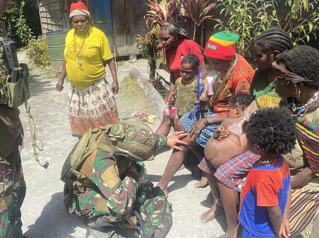 Satgas Yonif 500/Sikatan Hadirkan Layanan Kesehatan Gratis untuk Warga Kampung Silatuga