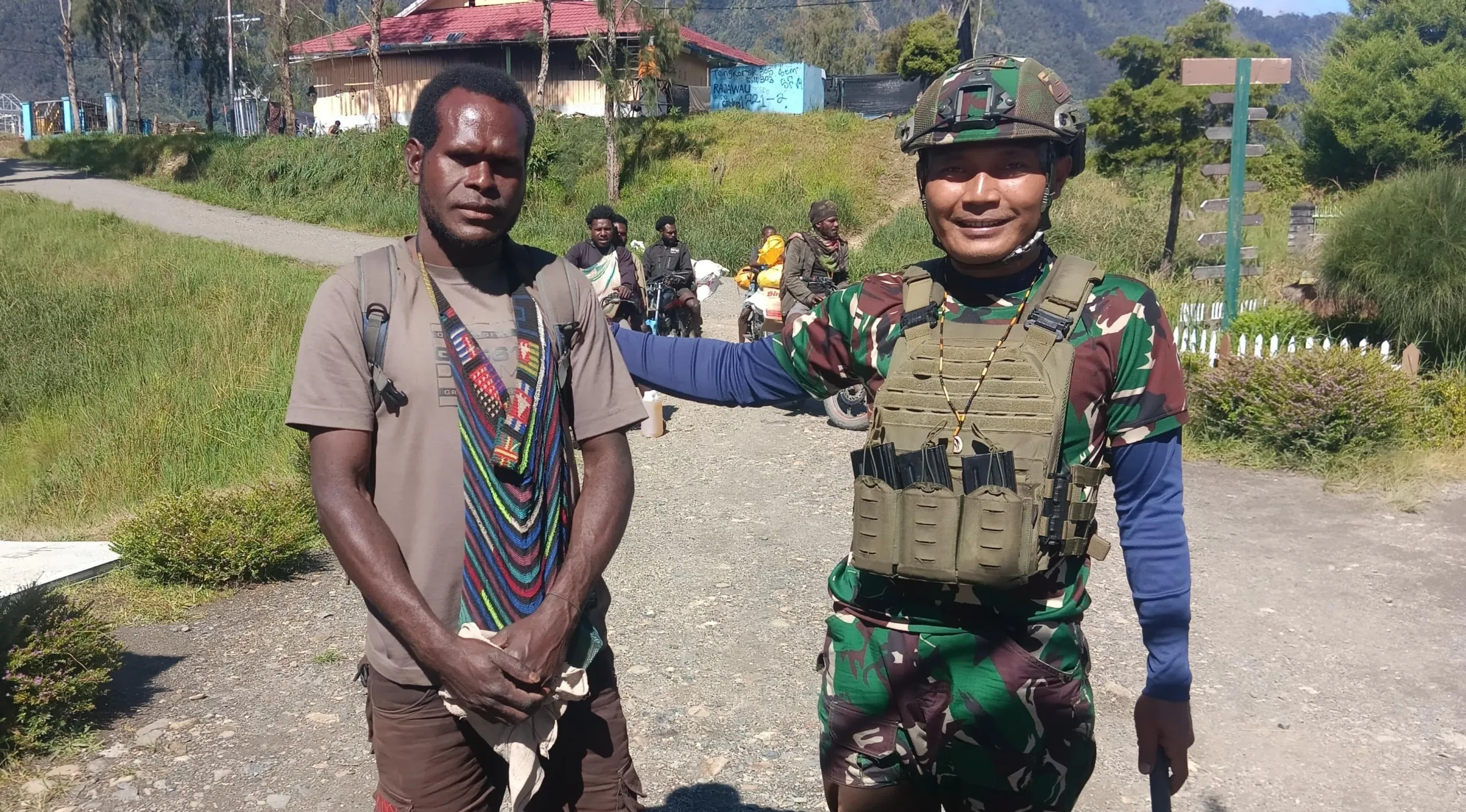 TNI Borong Hasil Petani, Satgas Yonif 500/Sikatan Perkuat Ekonomi dan Persaudaraan di Sugapa