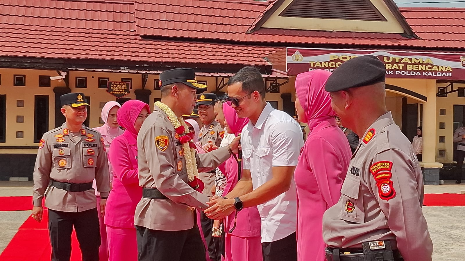 Polresta Pontianak Gelar Tradisi Adat Dayak Sambut Kapolresta Baru