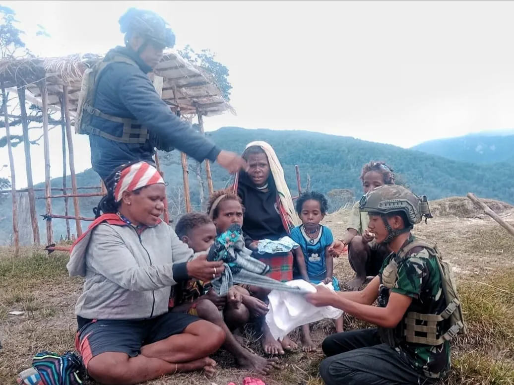 Satgas Yonif 500/Sikatan Pererat Kebersamaan Lewat Komsos dan Pembagian Pakaian di Kampung Silatuga