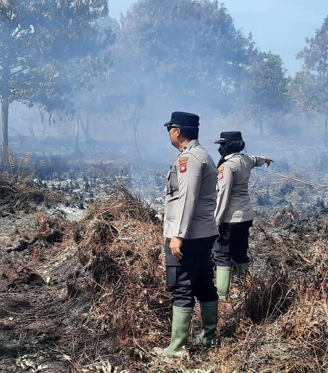Kapolsek Pontianak Selatan Turun Langsung ke Lokasi Kebakaran Lahan Gambut