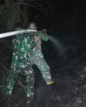 Respon Cepat Tengah Malam, Prajurit Denmadam XII/Tpr Jinakkan Kobaran Api di Bansir Darat