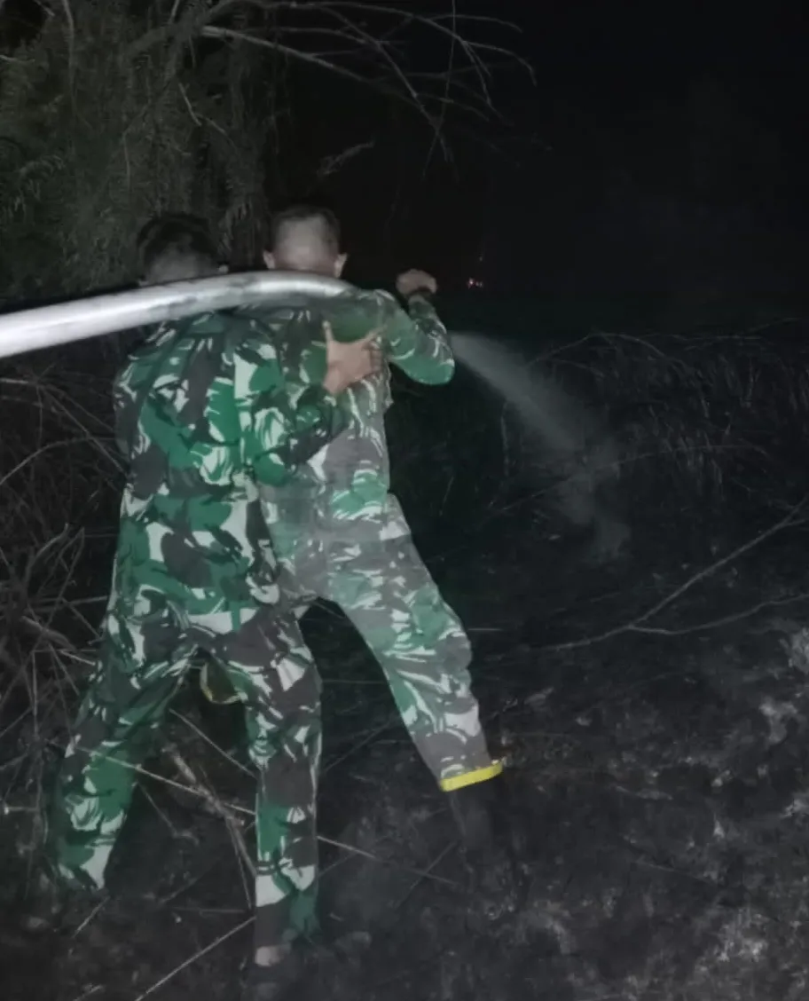 Respon Cepat Tengah Malam, Prajurit Denmadam XII/Tpr Jinakkan Kobaran Api di Bansir Darat