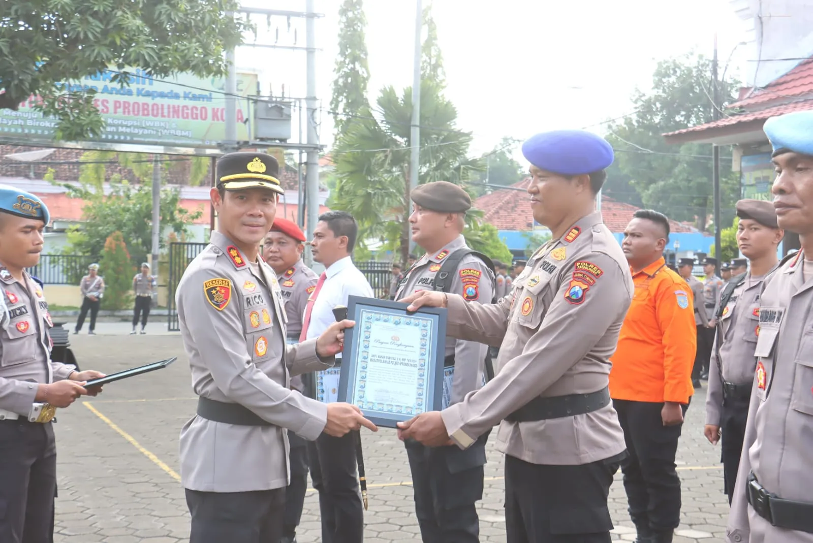 Kasatpolairud Polres Probolinggo Terima Penghargaan dari Kapolres Proboling Kasatpolairud Polres Probolinggo Terima Penghargaan dari Kapolres Probolinggo Kota