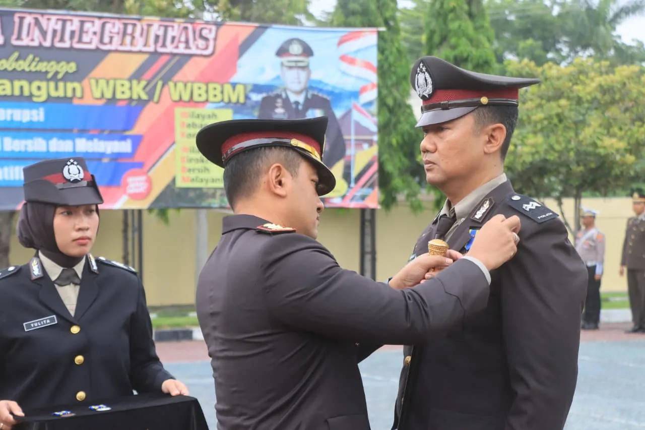 Polres Probolinggo Gelar Upacara Penganugerahan Tanda Kehormatan Satyalencana Pengabdian