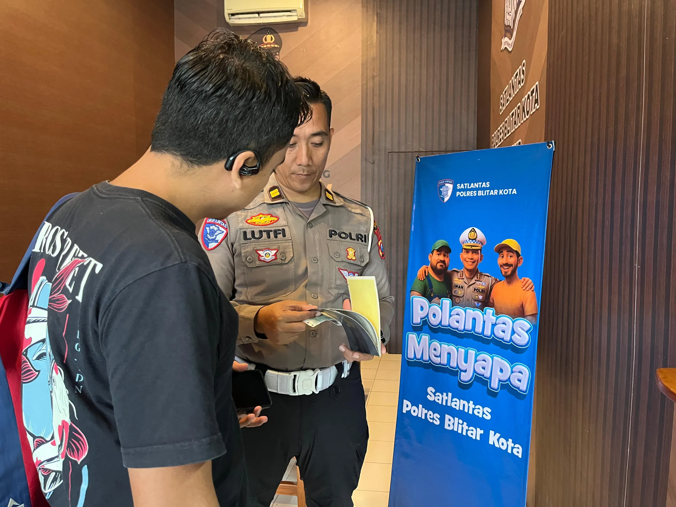 Satlantas Polres Blitar Kota  Berikan Edukasi Masyarakat  Melalui Program, “Polantas Menyapa”
