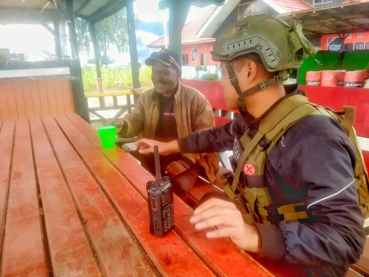 Satgas Yonif 500/Sikatan Perkuat Komunikasi dengan Tokoh Adat, Jaga Kedamaian Sugapa