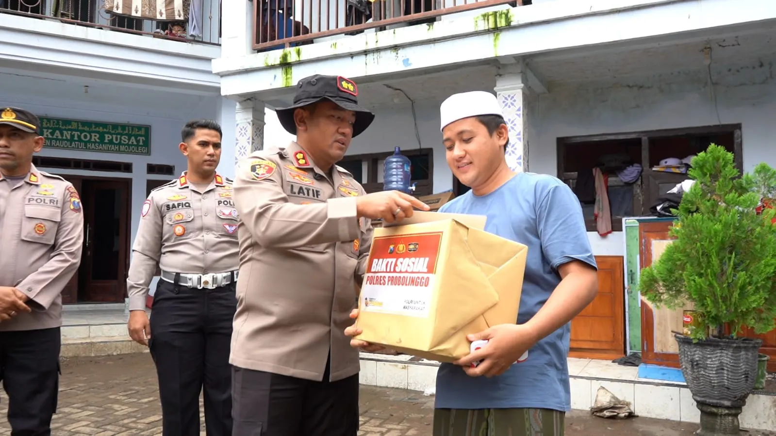 Tanggap Bencana, Kapolres Probolinggo Salurkan Bantuan kepada Warga Terdampak