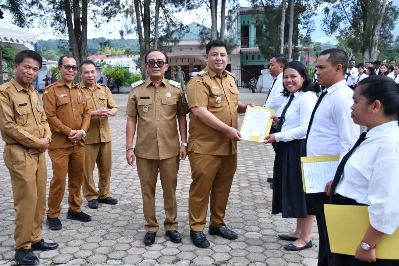 Bupati Samosir Serahkan 803 SK PPPK Paruh Waktu