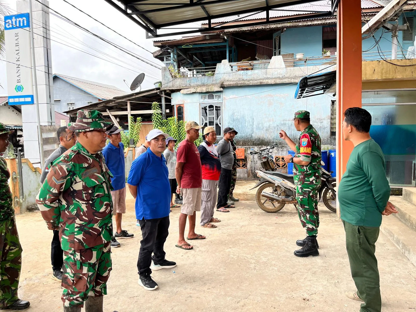 Koramil Semitau Laksanakan Jumat Bersih, Wujudkan Lingkungan Bersih dan Sehat