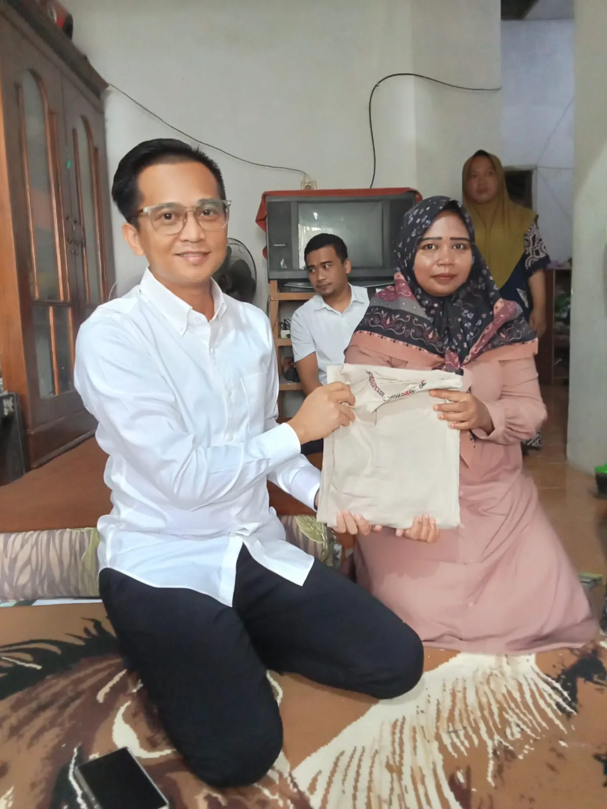 Ketua DPRD Kabupaten Probolinggo Oka Mahendra Tunjukkan Kepedulian, Serahkan Bantuan untuk Muslimat Khotmil Qur’an