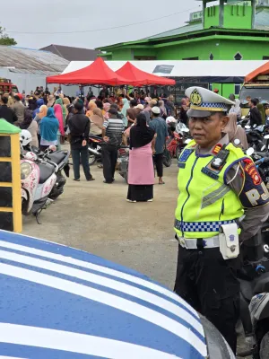 Jaga Kelancaran Berbagi Kebaikan, Satgas Preventif Ops Liong Amankan Titik Pembagian Takjil Polwan Polda Kalbar