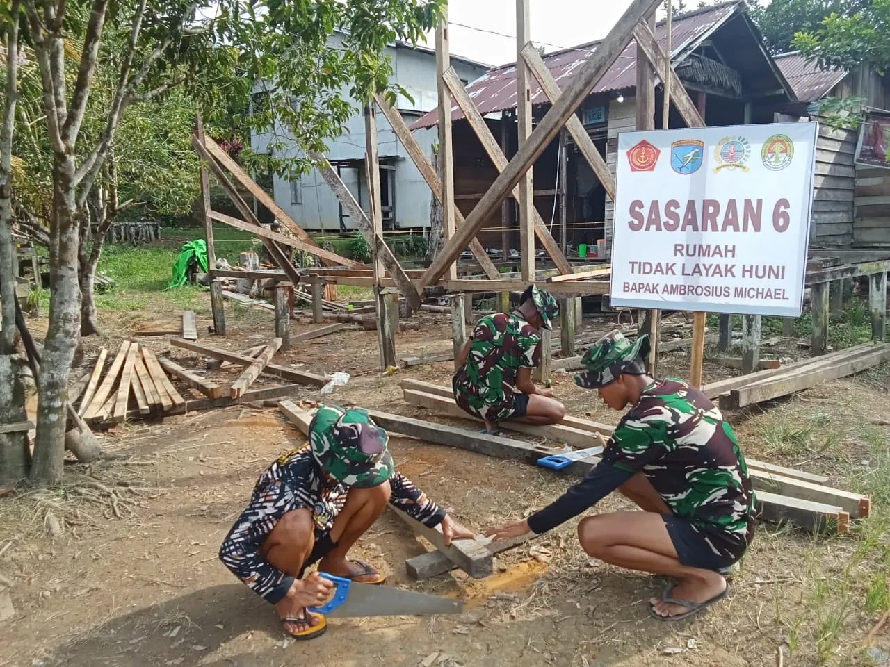 Semangat Membara, Satgas TMMD Ke-127 Kodim 1203/Ketapang Percepat Bedah Rumah Warga