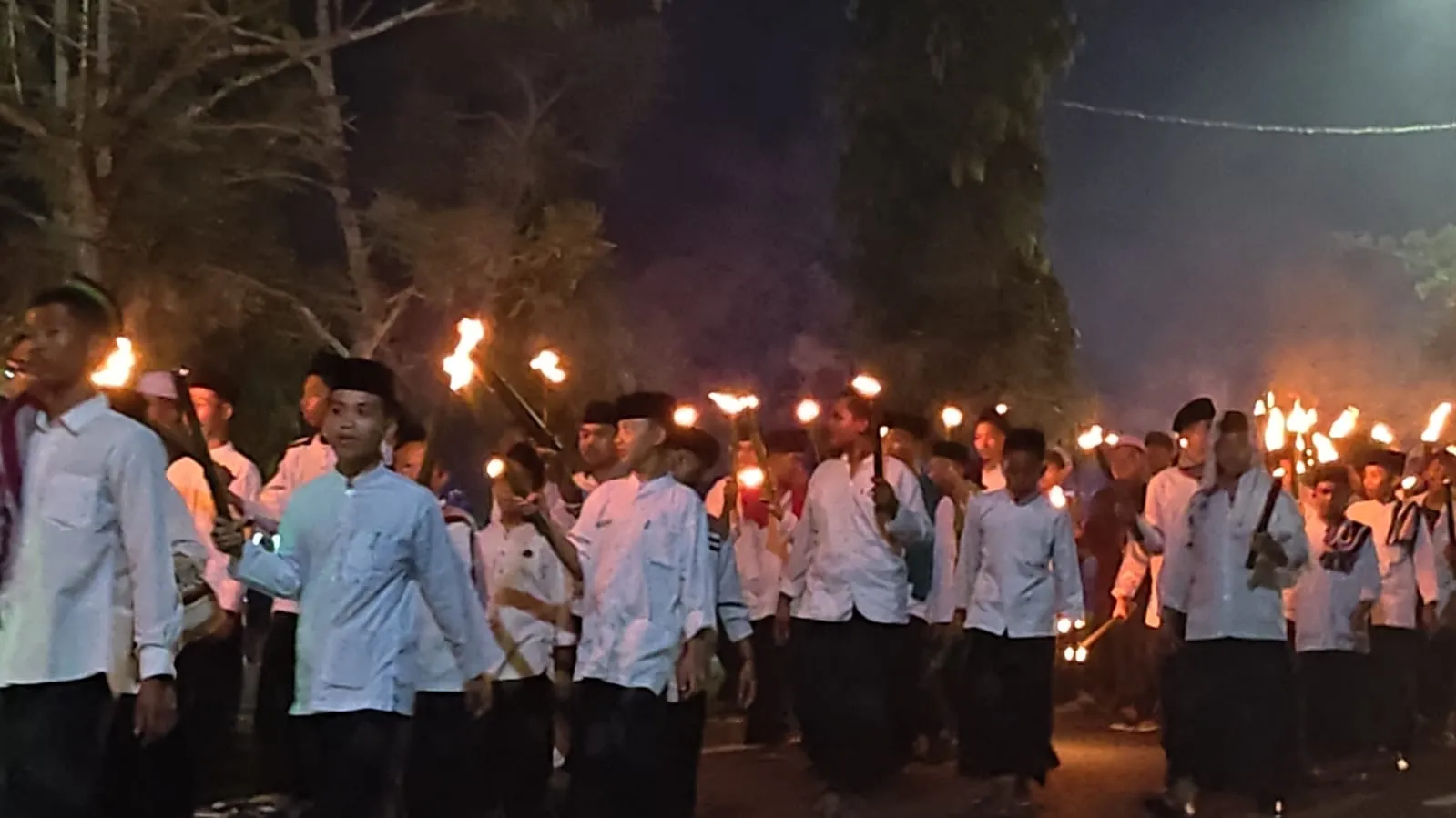 Ribuan Warga Ikuti Pawai Obor Sambut Puasa Ramadhan 1447 H/2026 M, Bupati Sujiwo dan Habib Toha Aljufri Membaur Bersama Masyarakat