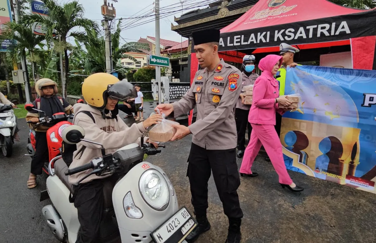 Ramadan Penuh Berkah, Polres Probolinggo Gelar Berbagi Takjil On The Road
