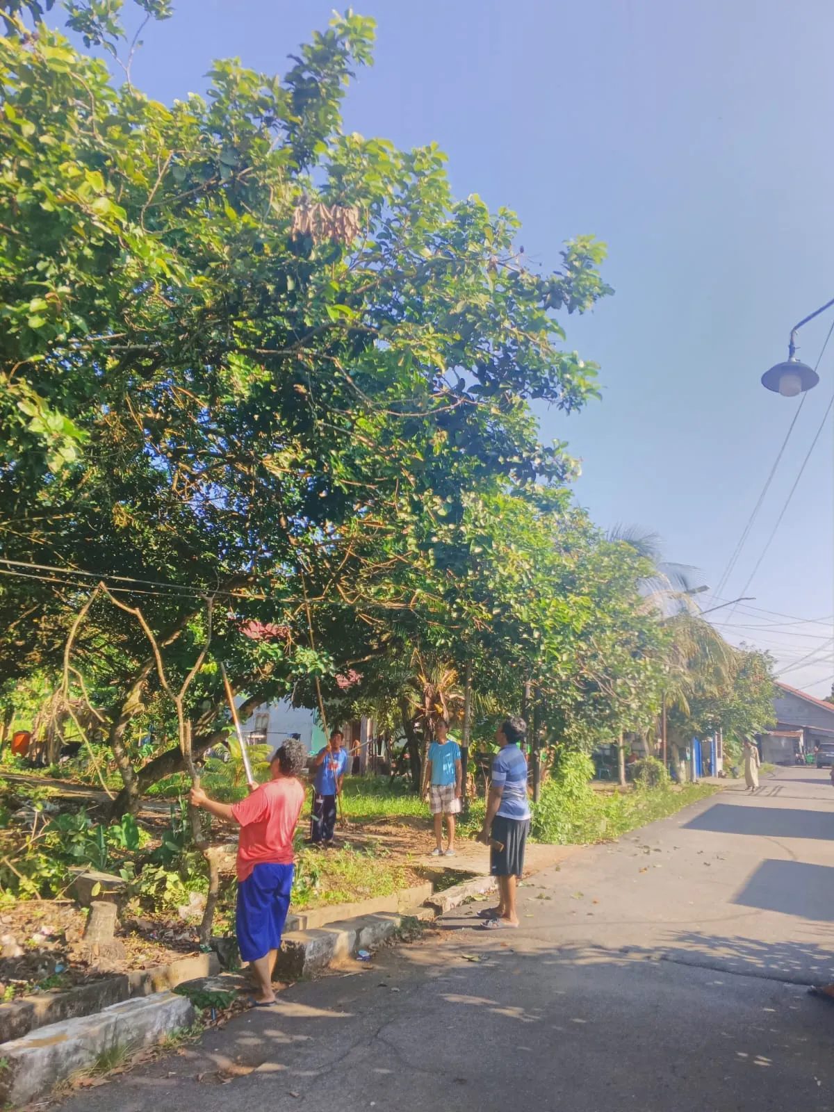 Warga RT.013/RW.07 Komplek Hosana Gracia Secara  Berjibaku Bergotong Royong