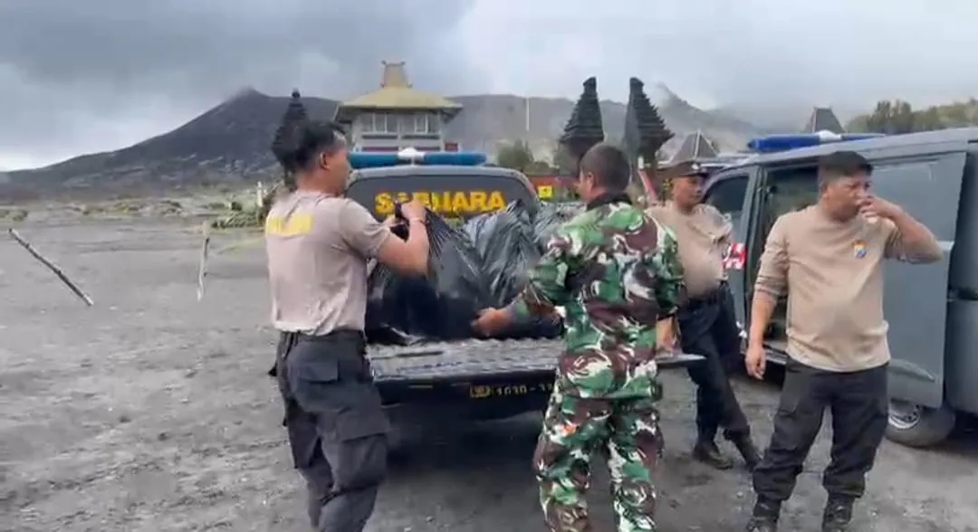 Mendukung Indonesia Asri, Polres Probolinggo Laksanakan Bersih-Bersih Bromo