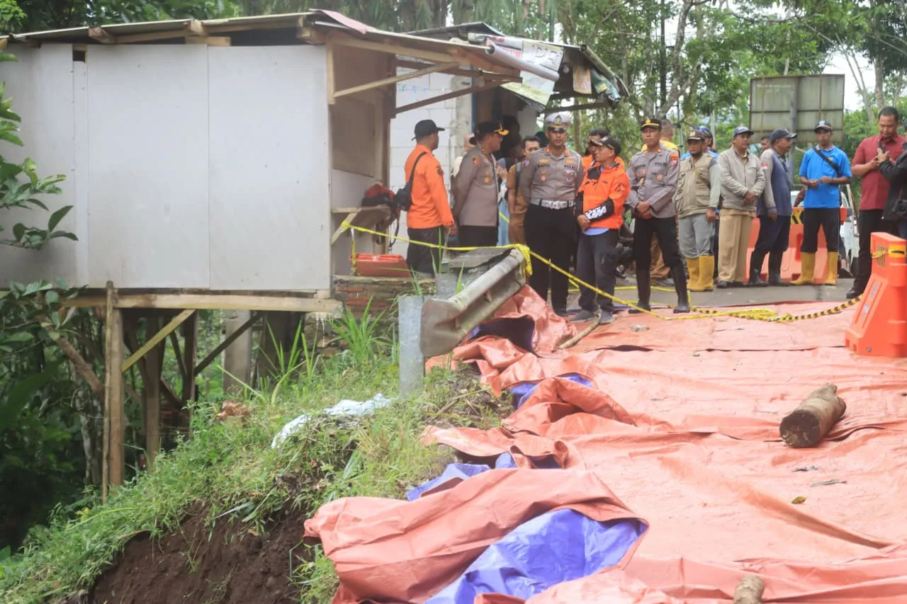 Kapolres Probolinggo Tinjau Jalan Terdampak Longsor di Kecamatan Tiris