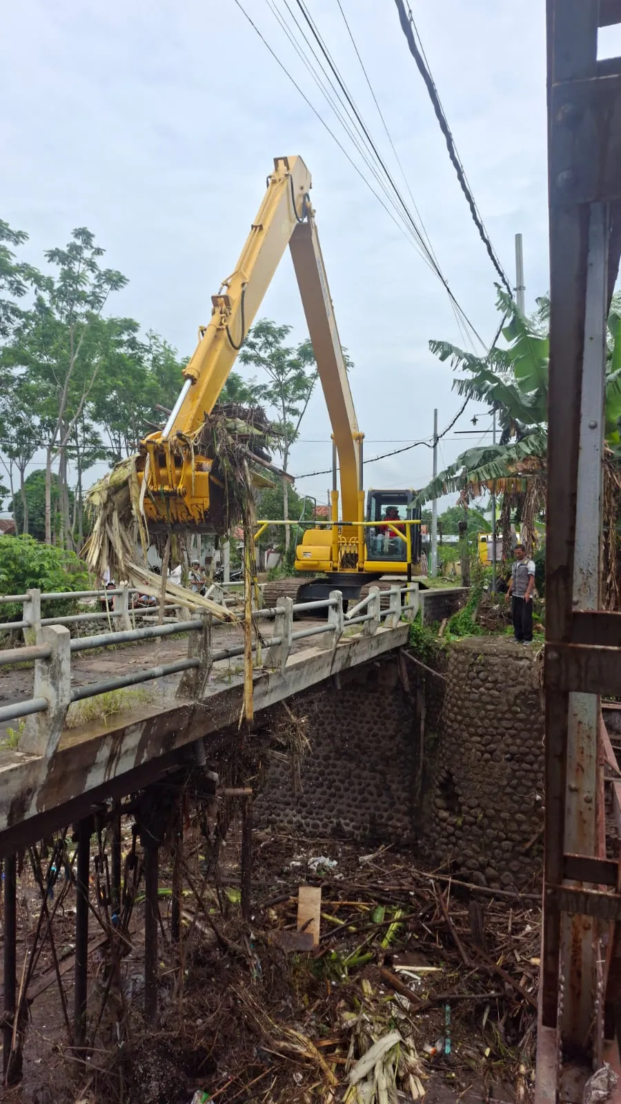 DPUPR Kabupaten Probolinggo Kerahkan Excavator Long Arm Bersihkan Sampah di Sungai Kertosono