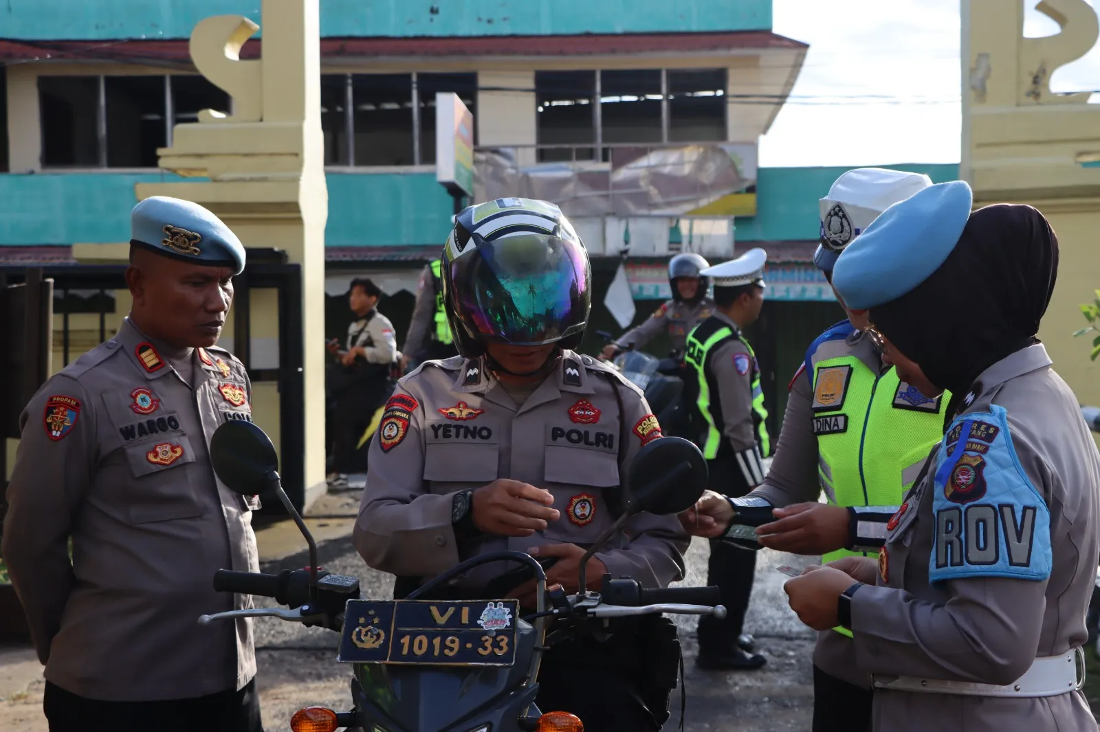 Propam Polres Ketapang Cek Surat Kendaraan dan SIM