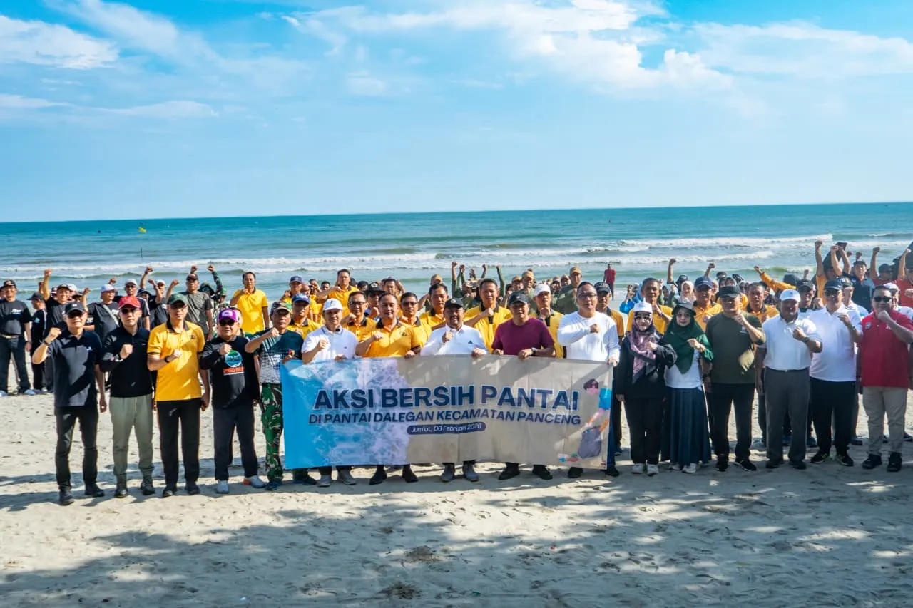 Jalankan Arahan Presiden Prabowo, Bupati dan Forkopimda Gresik Gelar Aksi Bersih Pantai Dalegan