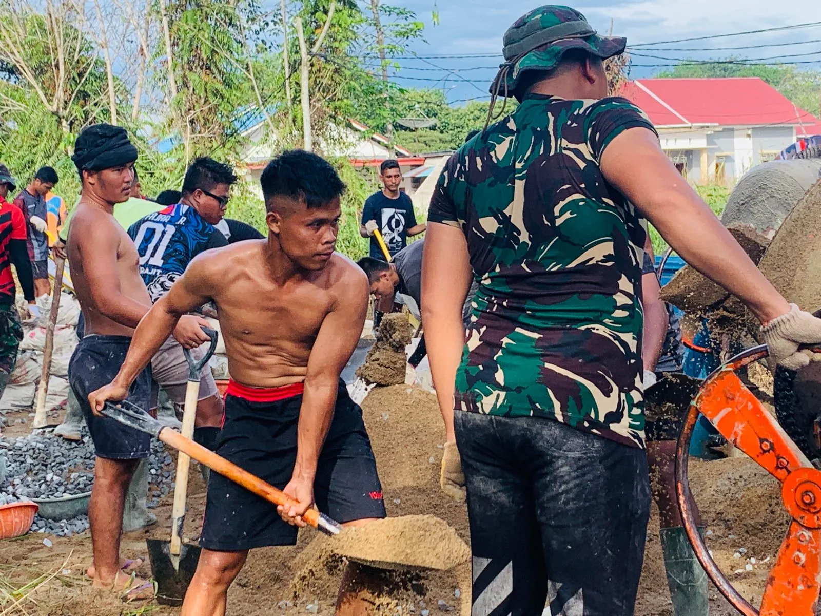 Keringat Puasa Jadi Ibadah: Guyub Rukun Satgas TMMD Kodim 1205/Sintang dan Warga Kebut Pembangunan Jalan Desa