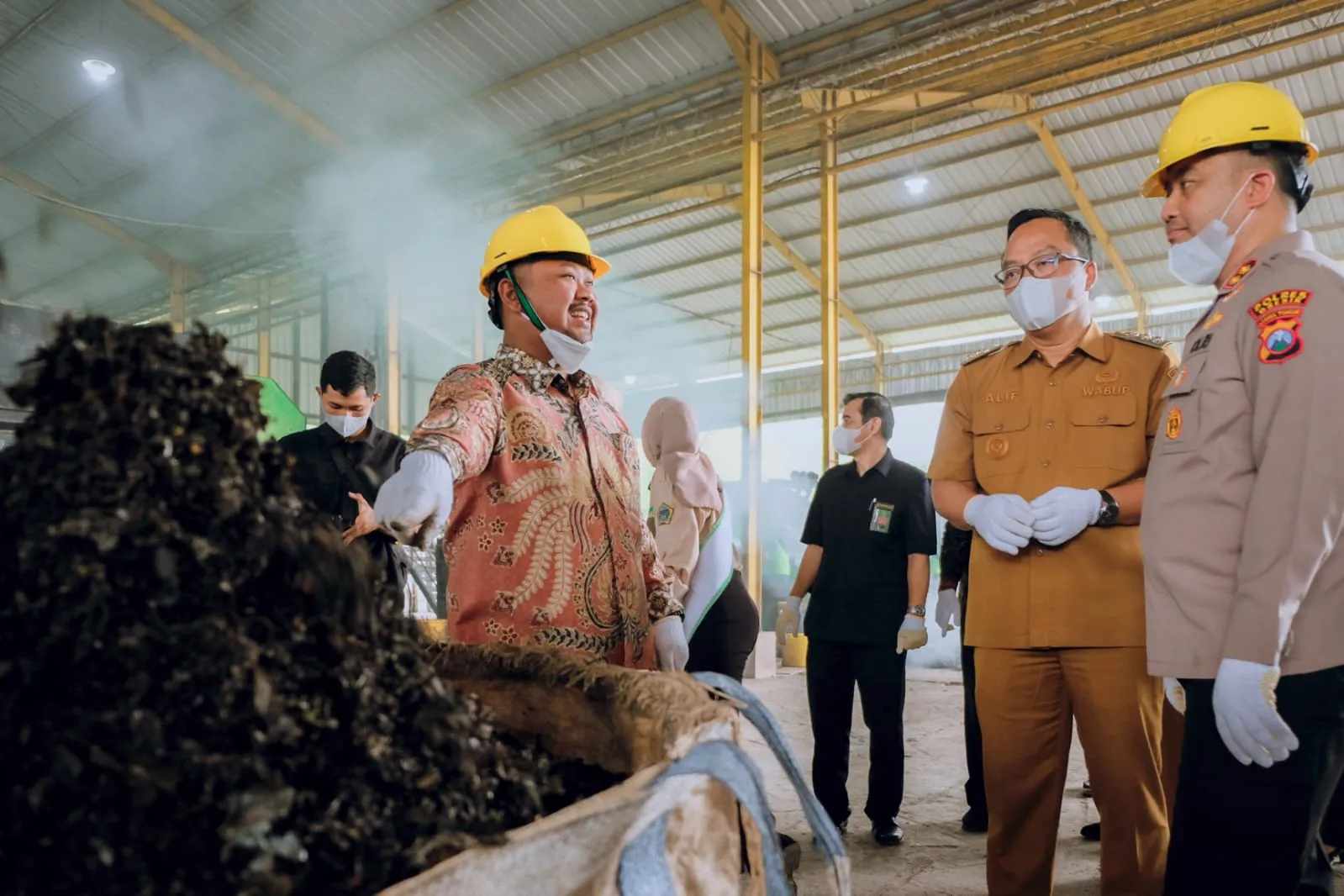 Solusi Atasi Tumpukan Sampah di TPA Ngipik, Bupati Gresik Resmikan Operasional Landfill Mining