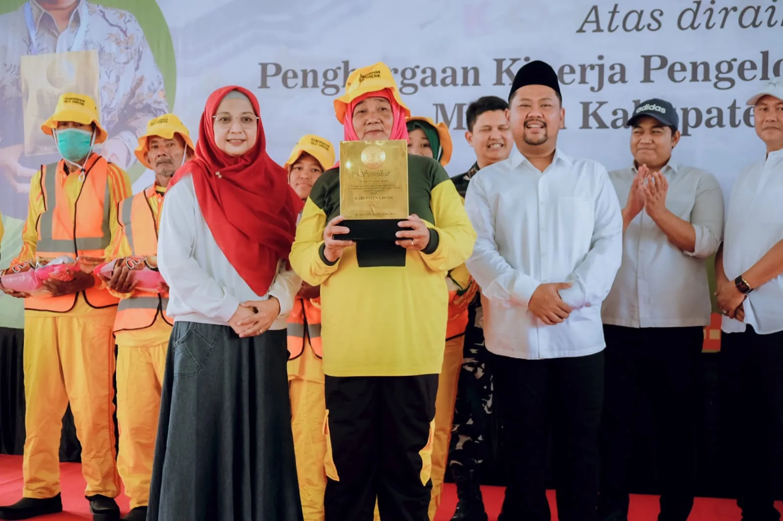 Pimpin Kirab Adipura, Bupati Yani dan Wabup Alif Berikan Apresiasi Langsung kepada Pasukan Kebersihan