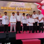 Bupati Gresik Fandi Akhmad Yani, S.E., M.MB serahkan bantuan Becak Listrik dari Presiden Prabowo