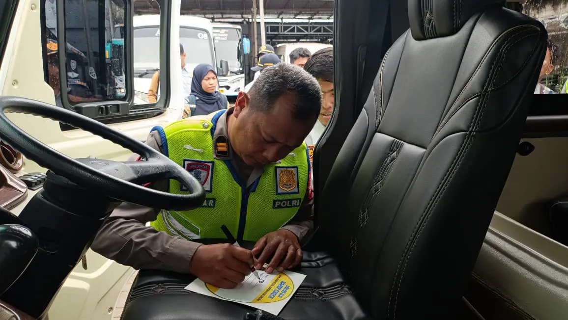 Foto :Tim.gabungan Dirlantas Polda Kalbar periksa kelaikan Armada