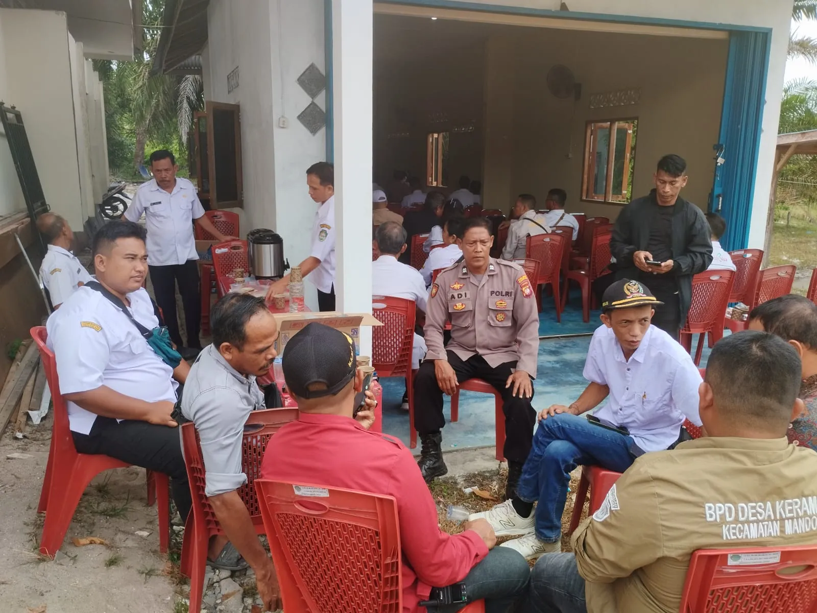 Saat Warga kumpul Polisi datang memberikan pesan ke amanan