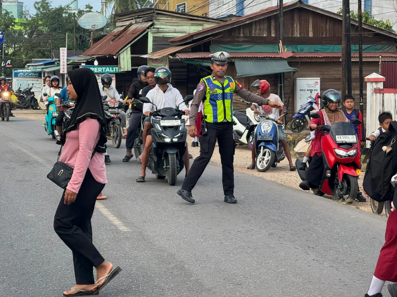 Satlantas Polres Melawi Atur arus lalu lintas disaat pagi hari