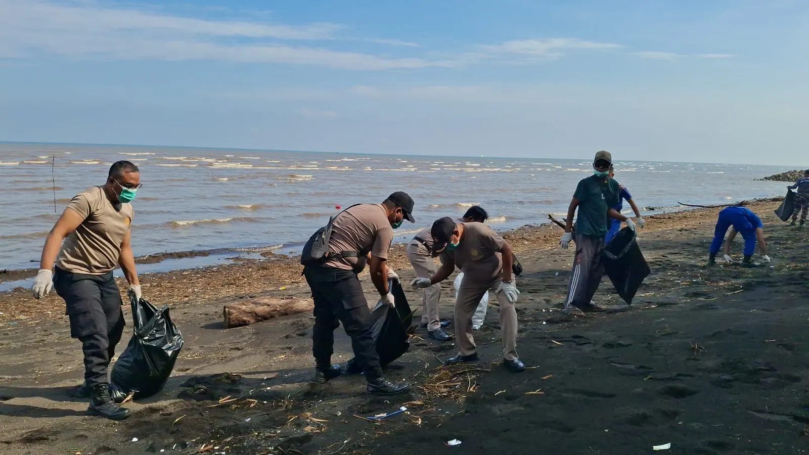 Polres Probolinggo Bersama Warga Percantik Destinasi Wisata Pantai Dukung Gerakan Indonesia Asri