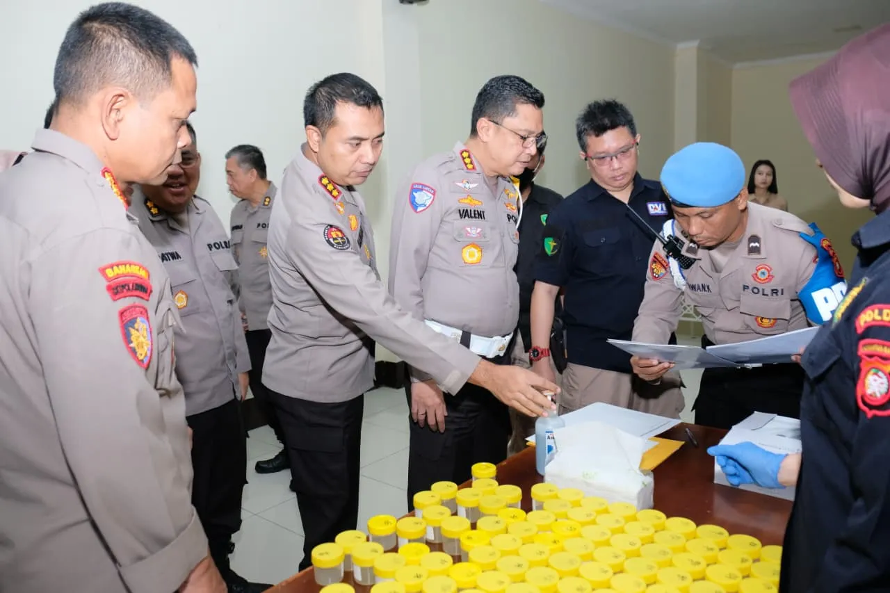 Kegiatan personil Tes Urine Polda Kalbar