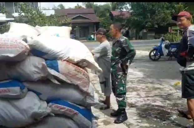 Koramil tebas dampingi pendistribusian pupuk