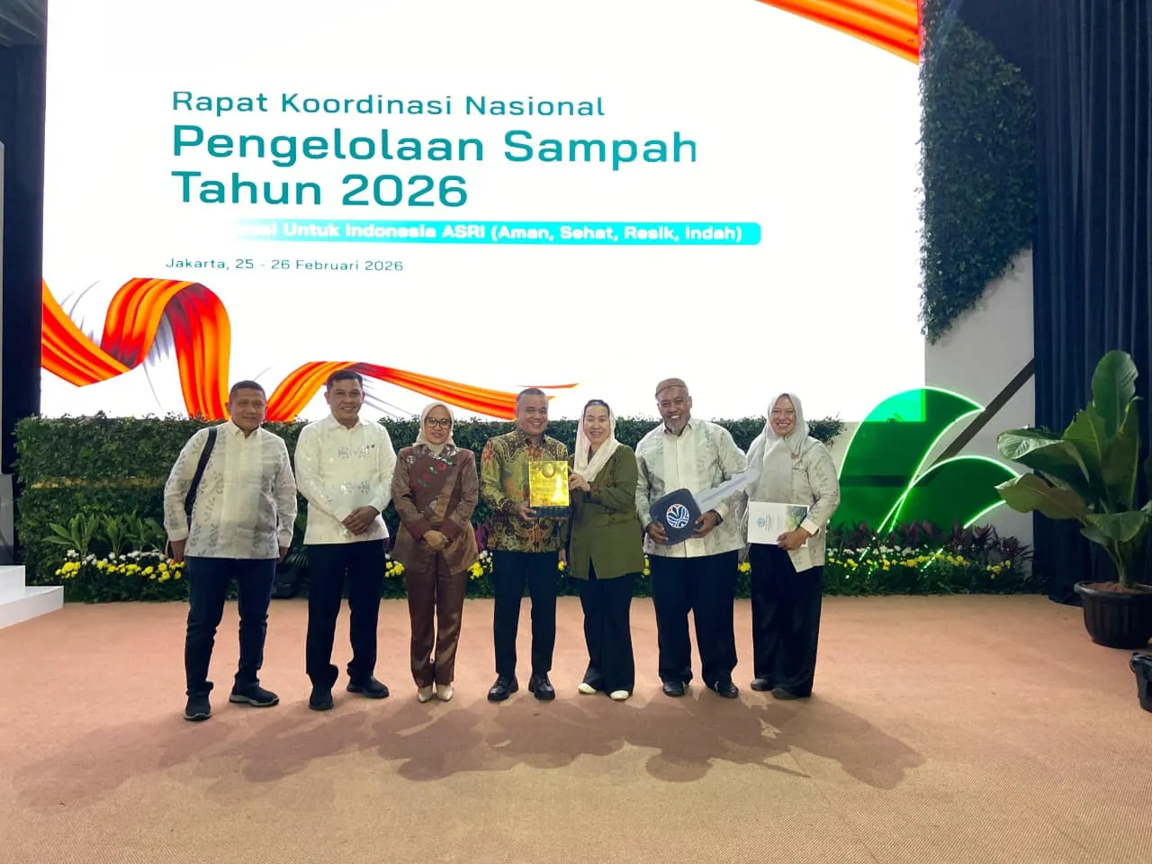 H.Hadiyanto  Rasyid SE : Menerima Sertifikat penghargaan “Menuju Kota Bersih