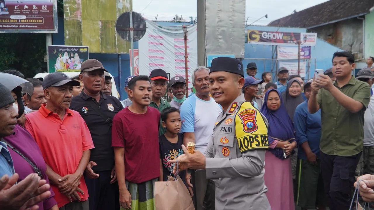Kapolres Pasuruan Turun Langsung, 500 Takjil Dibagikan untuk Warga Bangil