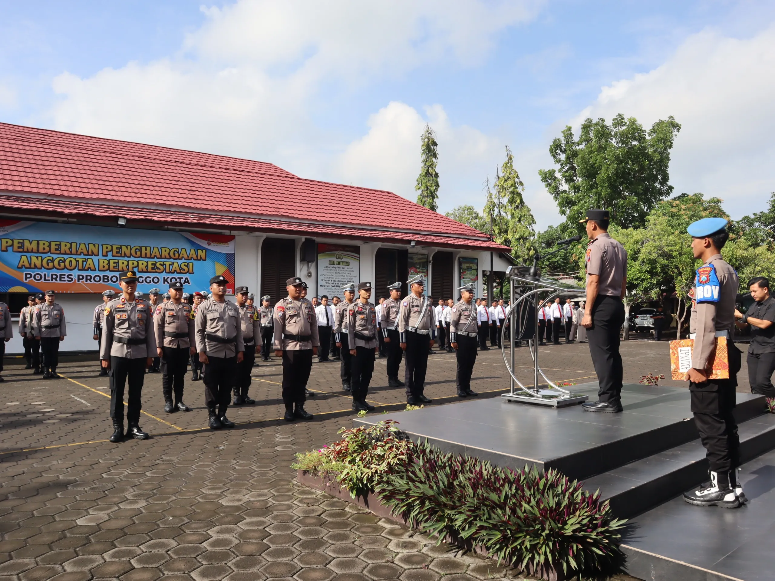 Polres Probolinggo Kota Ganjar 11 Anggota Berprestasi, Wakapolres: Jangan Cepat Puas, Tantangan Makin Berat!