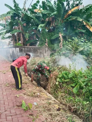 Babinsa Koramil 01/SKB Bersama Warga Gelar Kerja Bhakti Bersihkan Drainase di RT 059 Pasiran.