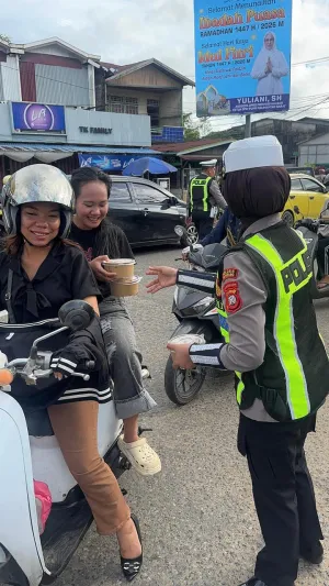 Ramadhan Penuh Berkah, Satuan Lalulintas Polres Ketapang Bagikan Takjil Gratis Ke Pengedara