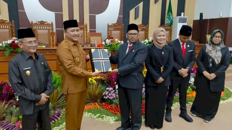 Bupati Pasuruan menyerahkan bukti LKPJ 2025 ke Ketua DPRD Kabupaten Pasuruan