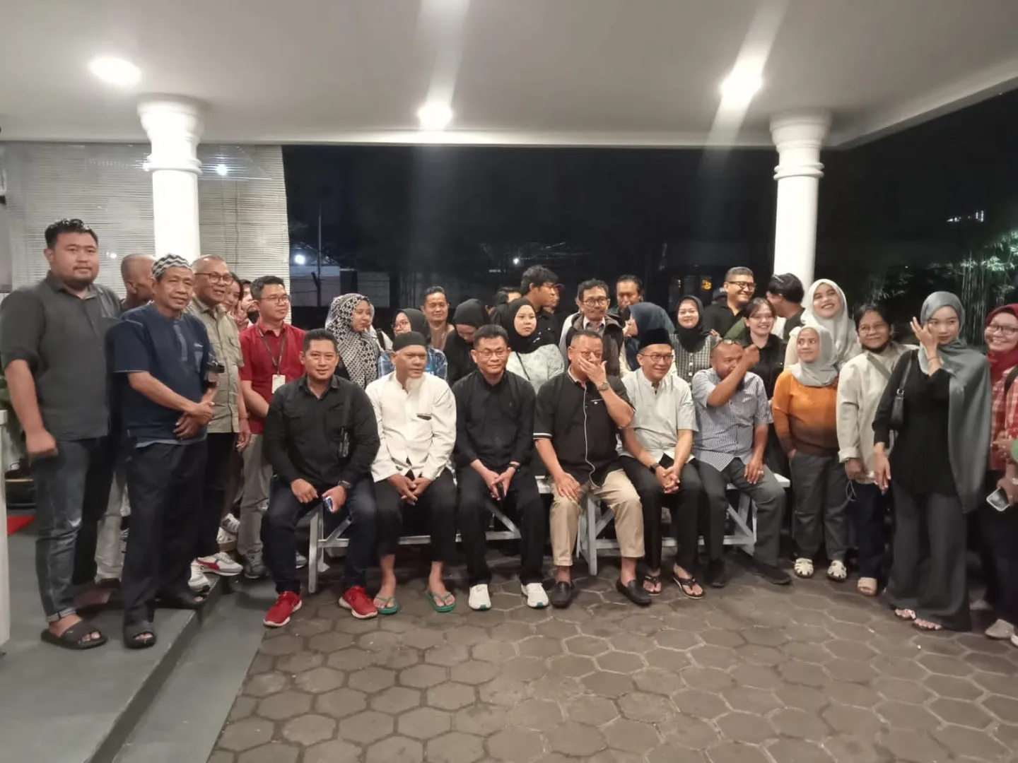 Suasana Hangat Bukber Bank Kalbar, Rokidi Berbaur dengan Awak Media