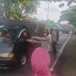 Kapolsek Purwosari Bersama Bhayangkari Bagikan 250 Takjil, Wujud Kepedulian di Bulan Ramadan