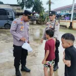 Hujan Tak Halangi Aksi Berbagi,,Sat Binmas Polres Landak dan Saka Bhayangkara Tetap Semangat Berbagi Takjil