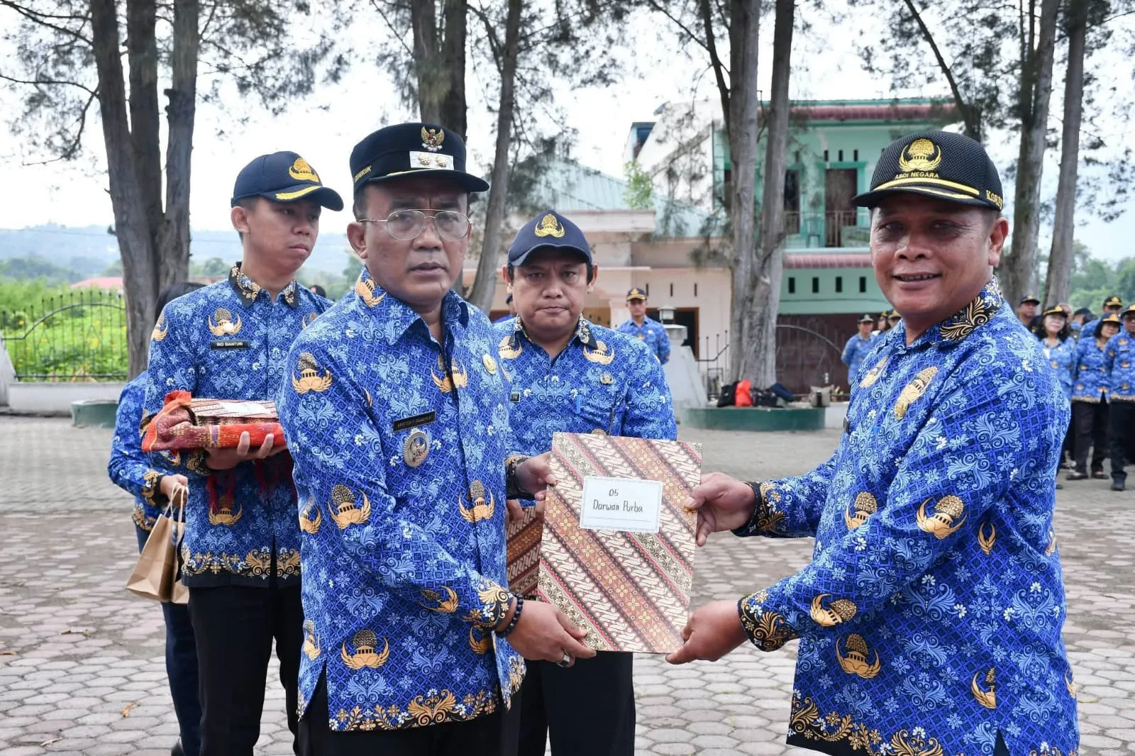 Wabup Samosir Serahkan SK Pensiun 40 PNS, Tekankan Pengabdian dan Kekompakan ASN