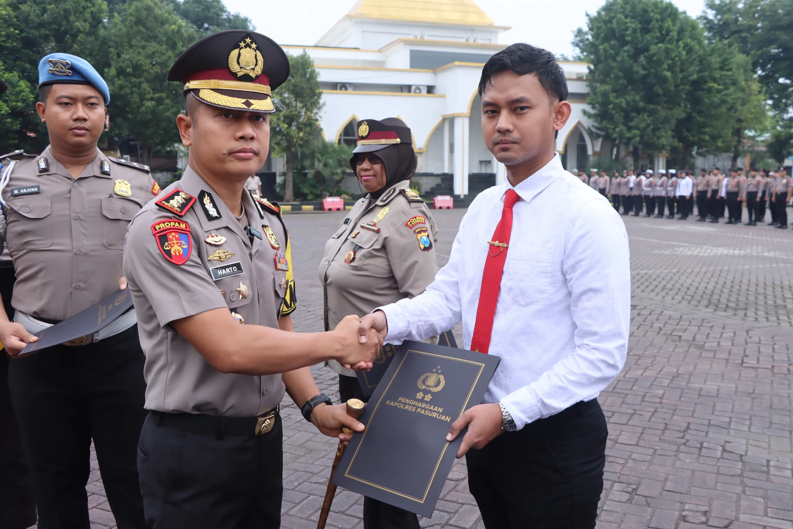 Kapolres Pasuruan Pimpin Apel dan Berikan Penghargaan kepada 38 Personel Berprestasi