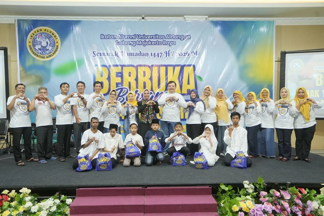 Buka Bersama IKA Unair Mojokerto, Ning Ita Apresiasi Silaturahmi Alumni dan Berbagi dengan Anak Yatim serta Disabilitas